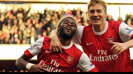 Alex Song s Nicklasem Bendtnerem po sobotn vtzn tref do st West Hamu